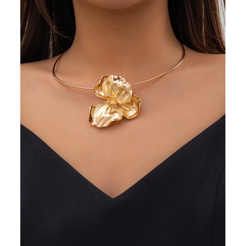 Boutique Gold Metal Wrinkled Floral Pendant Necklace RA036