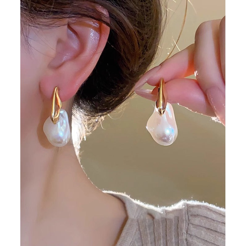 Stylish Gold Alloy Asymmetric Pearl Stud Earrings RG015