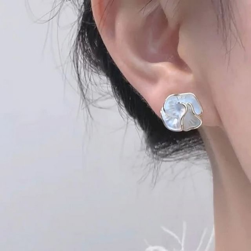 Clip-On Earring / Flower Stud|1 Pair – Clip On Earrings – White & Gold|1 Pair – Ear Studs – White & Gold|One Size
