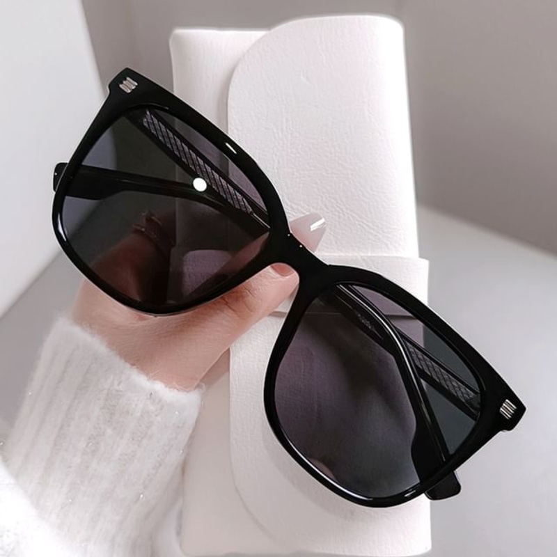 Sunglasses Polarized Square|C1 – Black Frame & Lens – Gray|C2 – Black Frame & Lens – Pink|C3 – Black Frame & Lens – Brown|C4 – Red Frame & Lens – Gray|C5 – Transparent Gray Frame & Lens – Gradient Brown|One Size