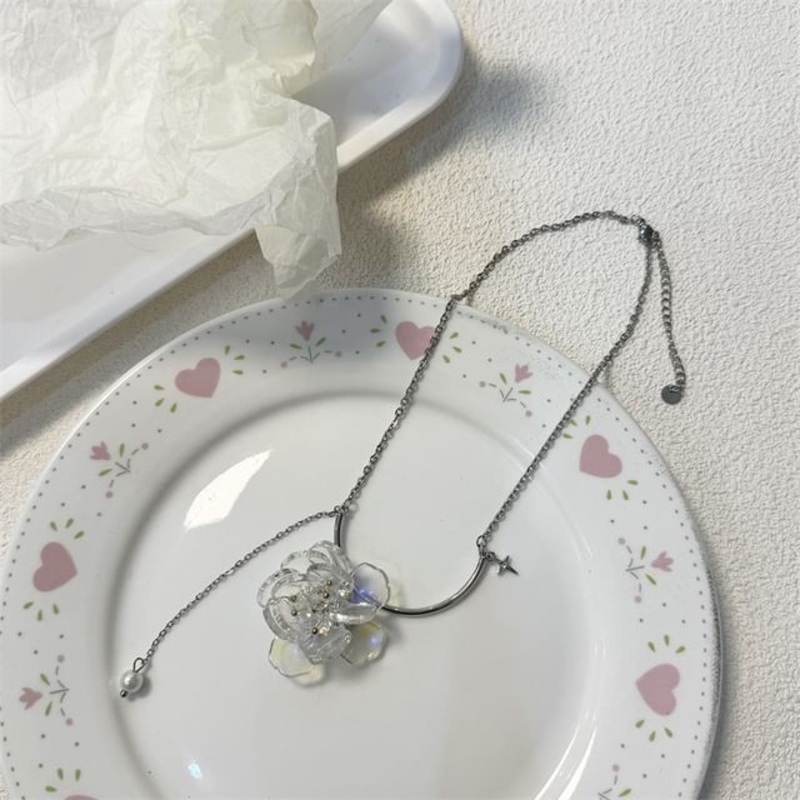 Resin Alloy Floral Pendant Choker