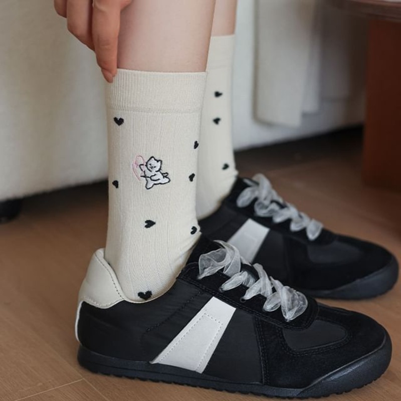 Heart Embroidery Crew Socks|Cherry – Black|Cherry – Off-White|Dotted – Black|Dotted – Off-White|Love Heart – Black|Love Heart – Off-White|One Size
